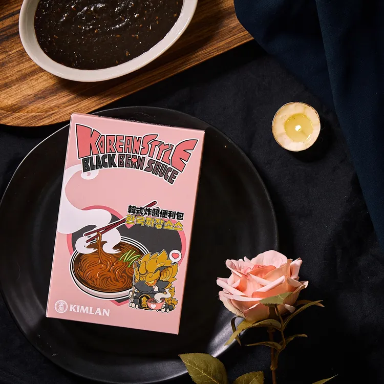 韓式炸醬便利包用傳承87年的金蘭醬油為基底，韓式炸醬的濃稠醬汁包覆滿滿的豆香味，甘甜鹹香。業者提供