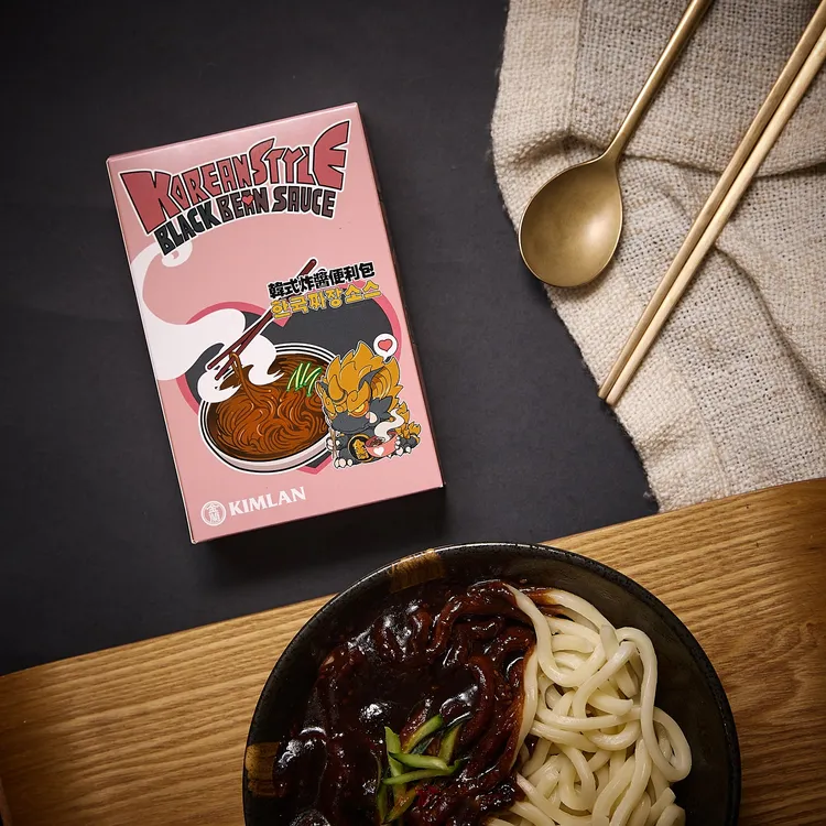 韓式炸醬便利包加熱40秒，拌入煮熟麵條直接就是一碗道地的正宗韓式炸醬麵。業者提供