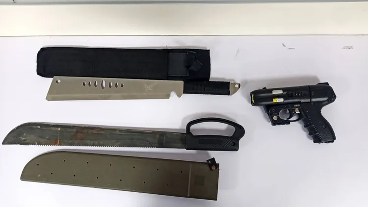 警方查扣的開山刀。翻攝畫面