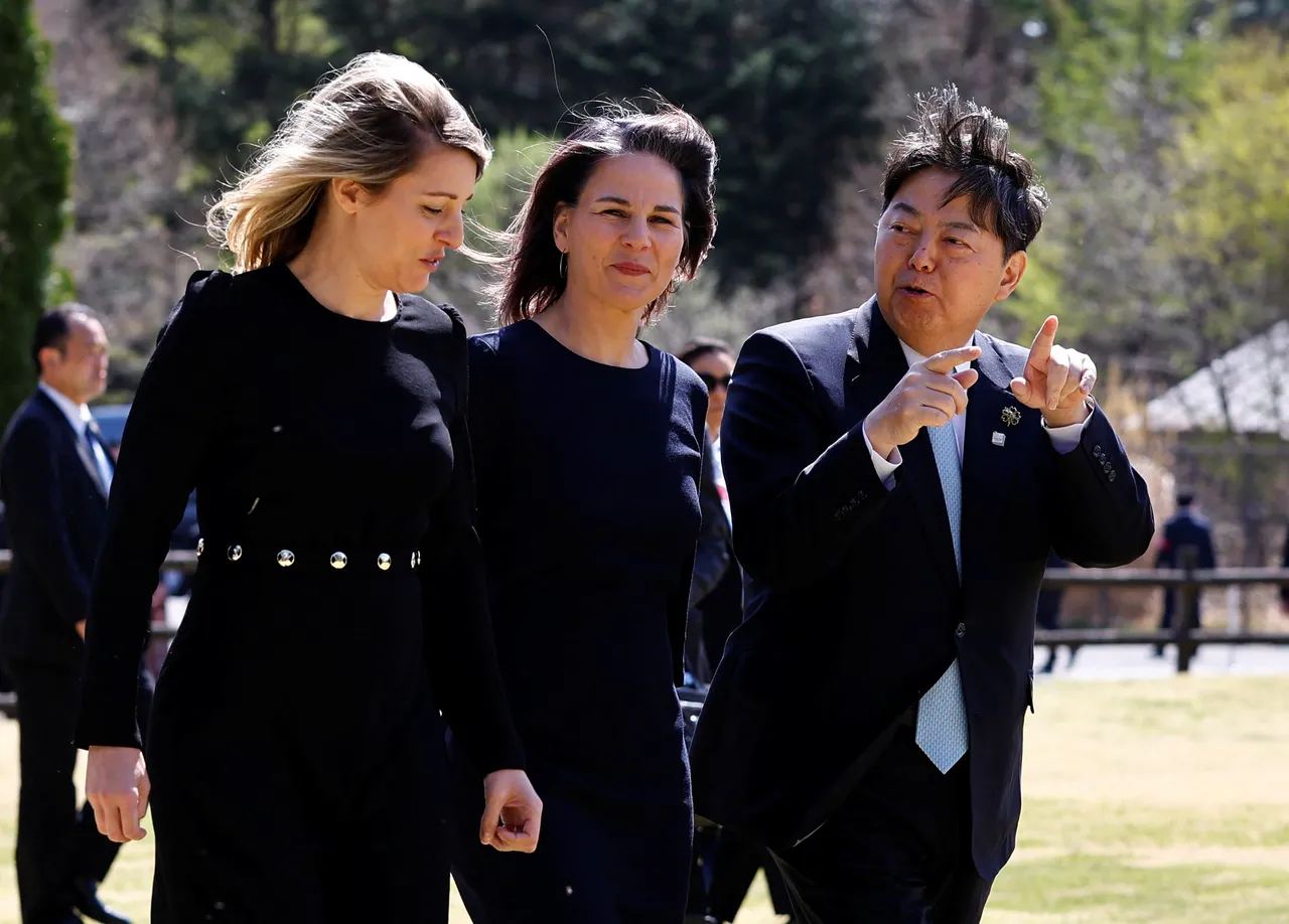 G7今天在日本輕井澤町舉行,右起日本外相林芳正、德國外長貝爾柏克、加拿大外長趙美蘭。路透社