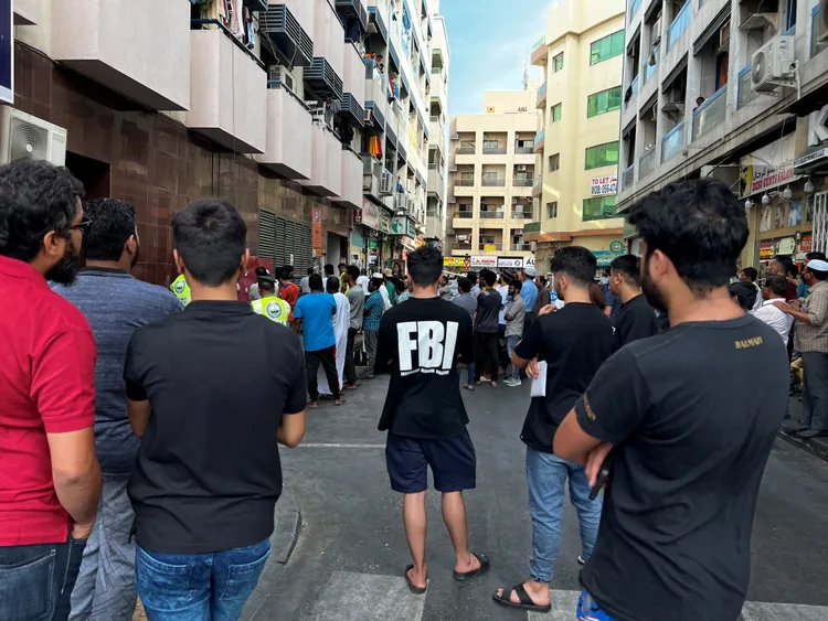 居民圍觀失火大樓。路透社