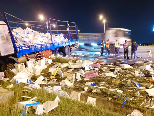 輪胎磨到「光滑」貨車國道爆胎衝撞對向　警曝滿地屍照！忍腥臭清理3時