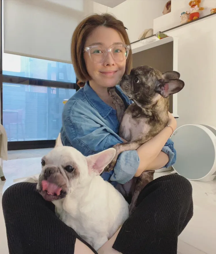 在家裡的李維維樂擁2犬。翻攝李維維臉書