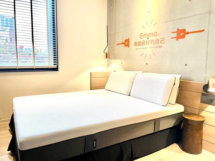 旅店9間客房全面採用Emma床墊與枕頭，床頭牆面還有趣味充電插座插畫。業者提供