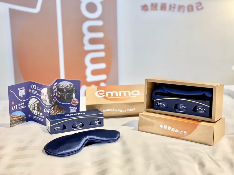 入住旅客打卡分享於社群，可獲得限量200份的「Emma好眠包」，內含品牌限量香氛蠟燭和獨家助眠歌單等好物，好眠包中隨機藏有驚喜小紙條，幸運兒可獲得價值2萬多元的床墊。業者提供