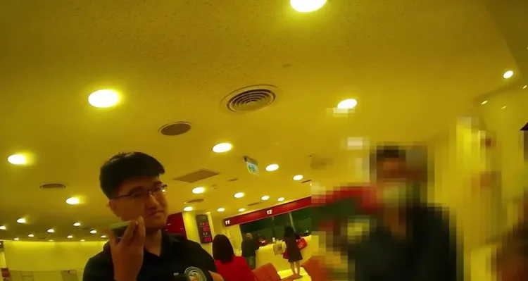 警方在場與詐騙集團成員通話。翻攝畫面