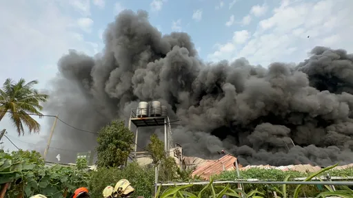 台南永康车灯工厂大火　浓烟窜天！厂房付之一炬