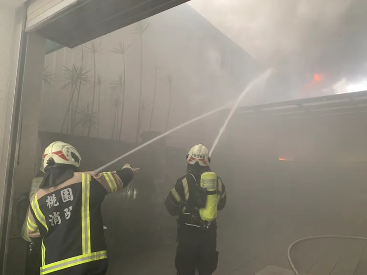 消防人員獲報到場搶救。桃園市消防局提供