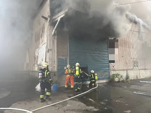 桃園工廠竄出大量濃煙 全面燃燒!消防人員全力灌救