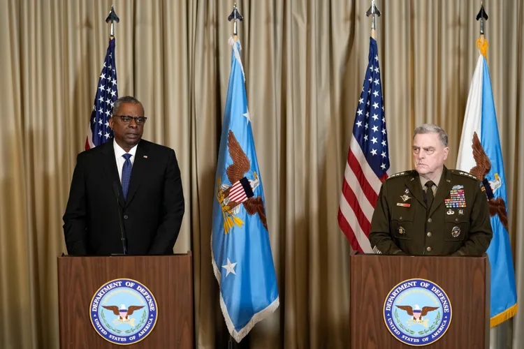 美國國防部長奧斯汀（左）與美參謀首長聯席會議主席密利，在21日「烏克蘭防務聯繫小組」會後記者會。美聯社
