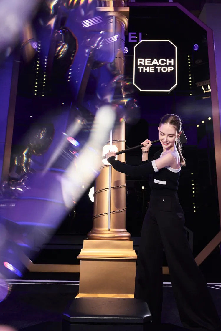 昆凌體驗了場中以巴黎芳登廣場中央紀念柱為造型「大力神槌」遊戲裝置。品牌提供