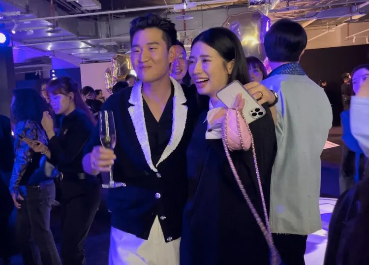 男星周興哲（左）和孕妻趙岱新幸福現身活動現場。陳張眾攝