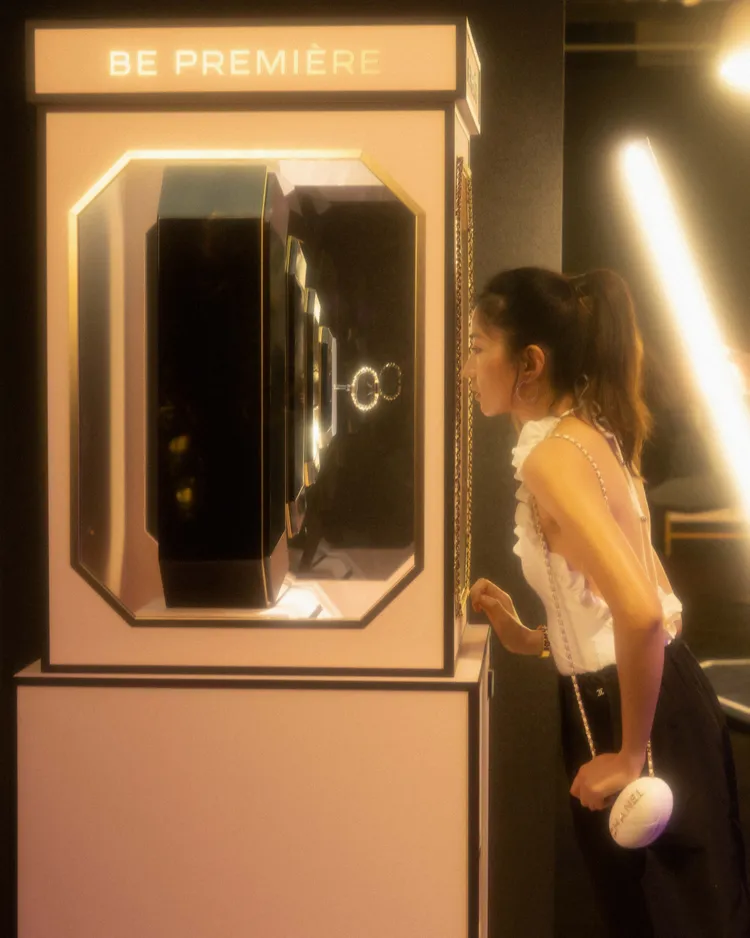 歌手9M88認真體驗場內擺設的「Be Première」互動裝置。品牌提供