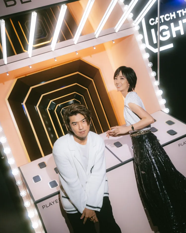 桂綸鎂（右）和陳柏霖在「打地鼠」遊戲裝置前玩得盡興。品牌提供