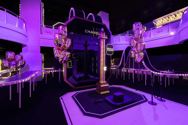 貫穿2層樓的空間中，隨處可見的金色8角形氣球與環繞貫穿全場的立體軌道裝置，呼應了Première腕錶的標誌性細節。品牌提供