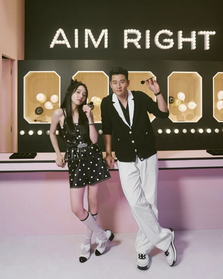 周興哲（右）和曾與他在電影中配對的女星李沐，於遊戲裝置前開心互動。品牌提供