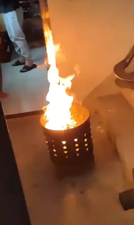 鄰居直接在樓梯間燒金紙。翻攝自爆料公社