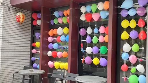 公司門口掛上夜市氣球牆 弘仁會幹部嗆華山幫「有本事來開槍」