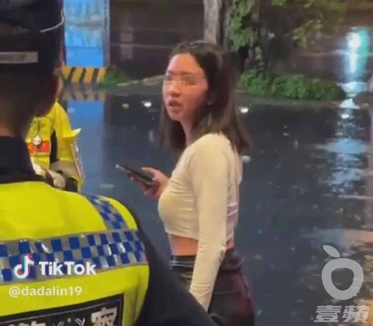 孫姓女子臉部疑似有燙傷紅腫狀況。翻攝自臉書爆廢公社