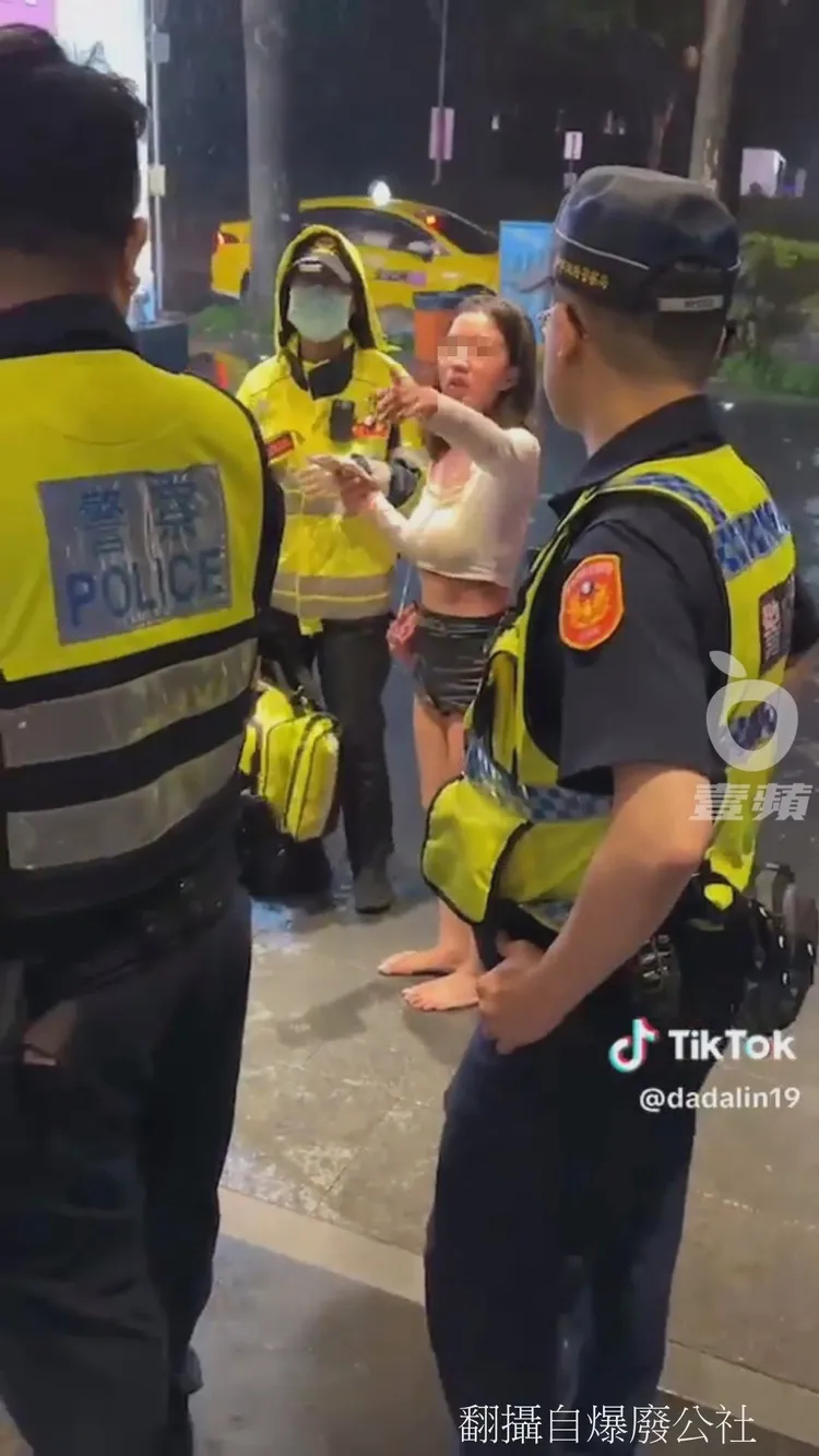 警方問孫女是誰動手時，她明確指著對她私刑毆打潑湯的3名嫌犯說「這3個」。翻攝自臉書爆廢公社