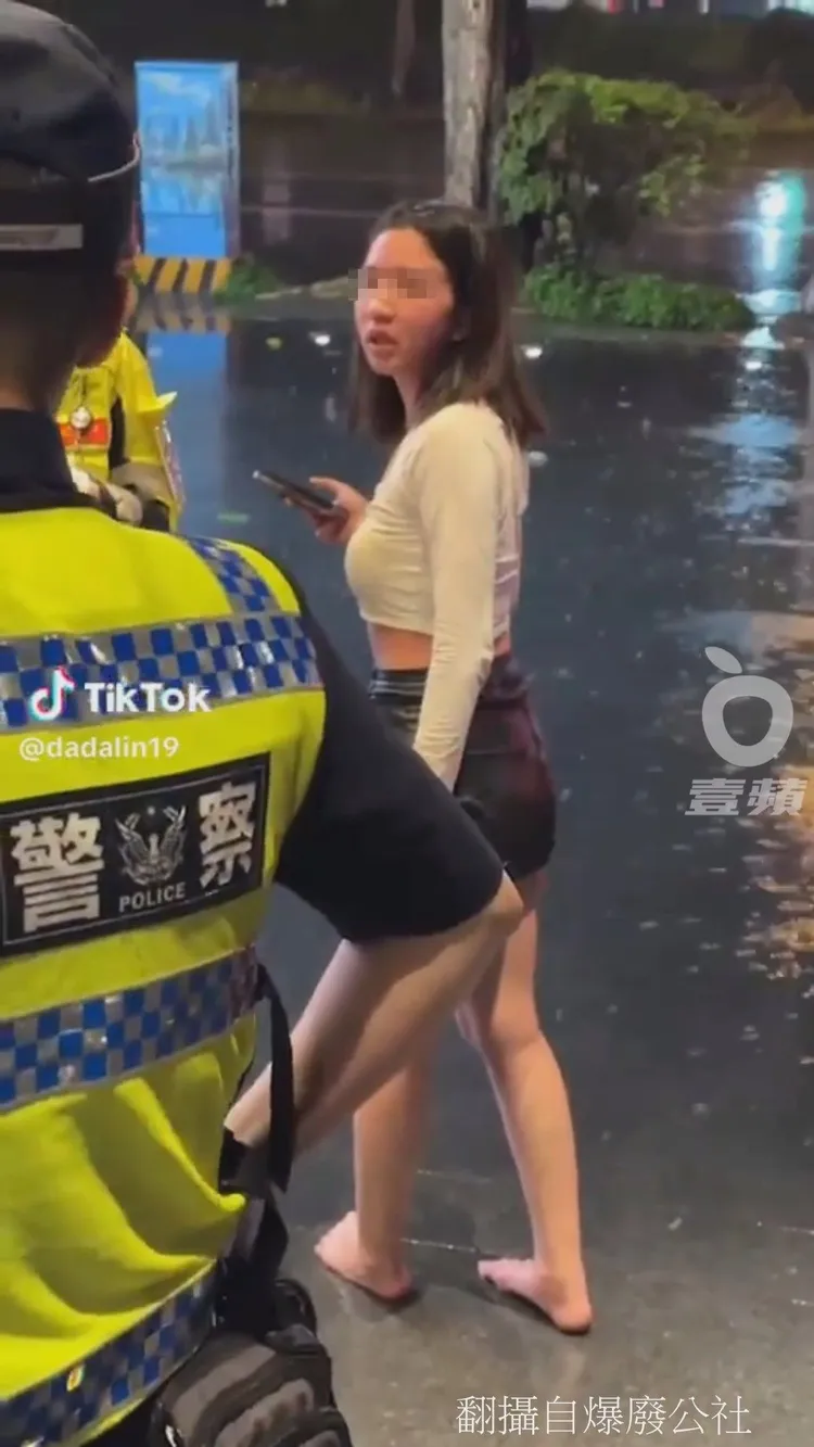 遭潑熱湯孫姓女子，被警方團團圍住保護等待救護車。翻攝自臉書爆廢公社