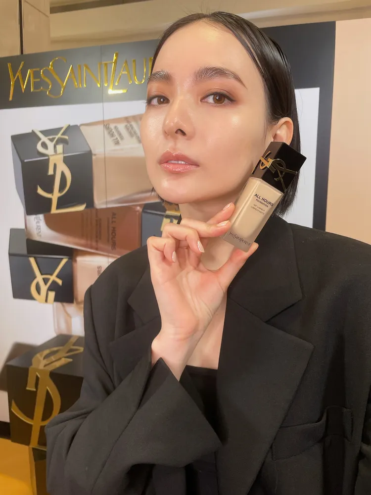 YSL恆久完美無瑕持妝粉底呈現霧裸光妝感。張家玲攝