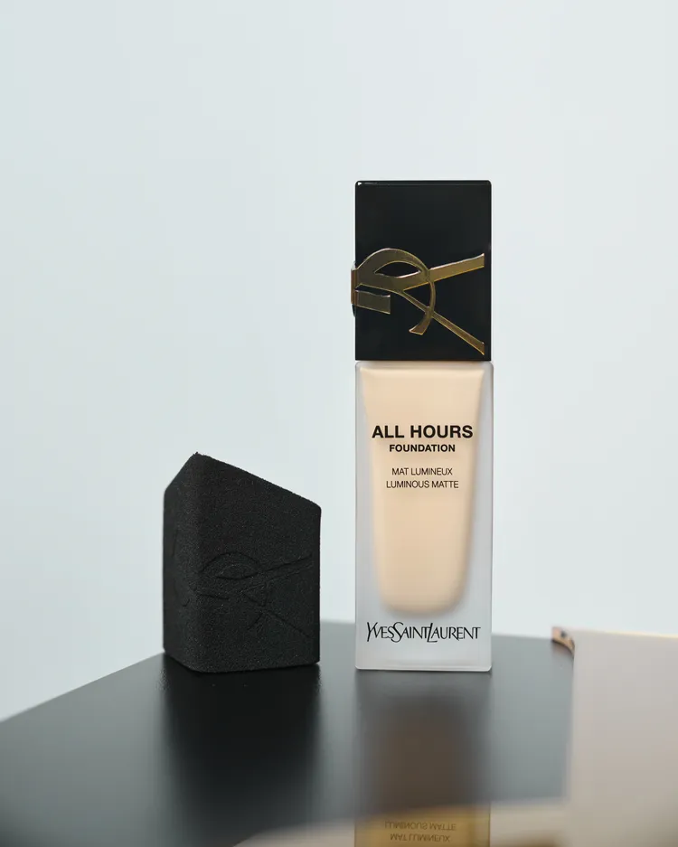 YSL恆久完美無瑕持妝粉底建議可搭配零死角美妝磚使用。品牌提供