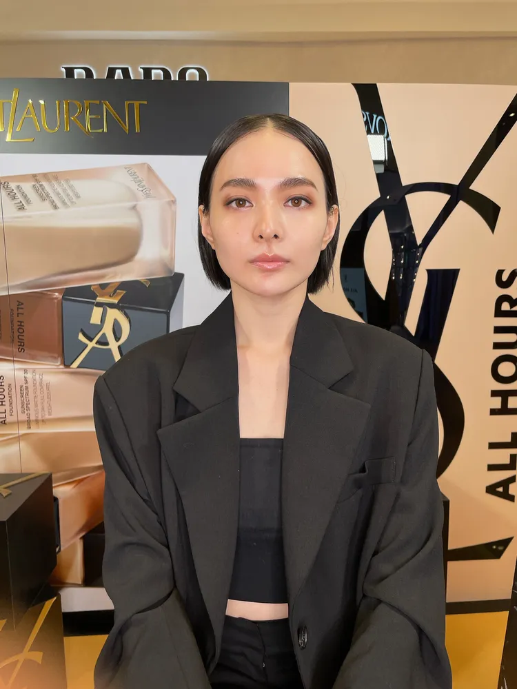 Model使用恆久完美無瑕持妝粉底對比照，左側臉未使用、右側臉有使用。張家玲攝