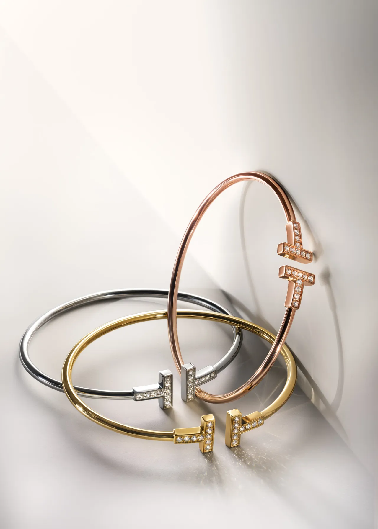 Tiffany T Wire 18K金與玫瑰金鑲鑽手環各15萬元、18K白金鑲鑽手環15萬9000元。品牌提供