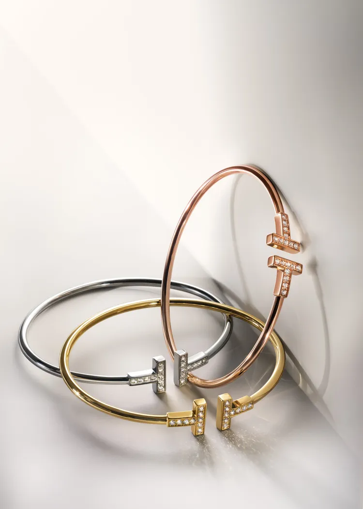 Tiffany T Wire 18K金與玫瑰金鑲鑽手環各15萬元、18K白金鑲鑽手環15萬9000元。品牌提供