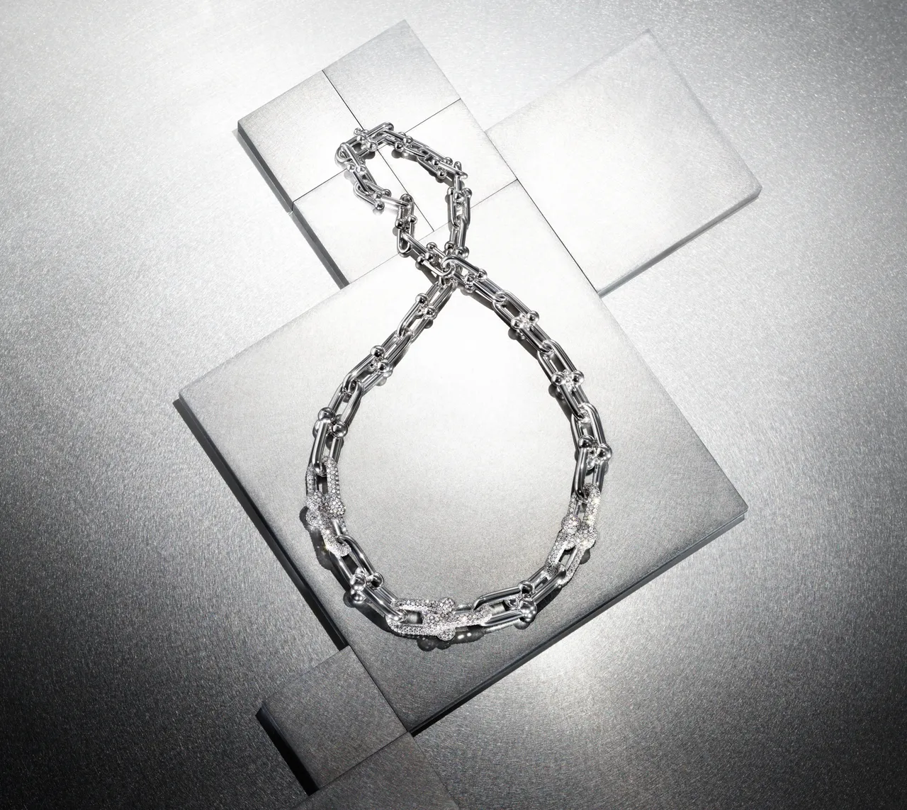 Tiffany HardWear 18K白金鍊節設計鑲鑽項鍊,230萬5000元。品牌提供
