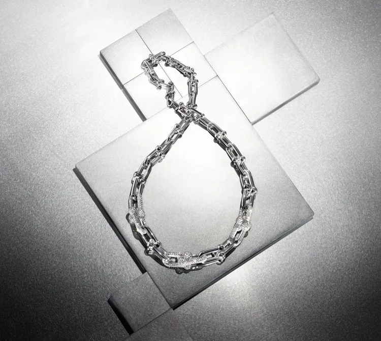 Tiffany HardWear 18K白金鍊節設計鑲鑽項鍊，230萬5000元。品牌提供