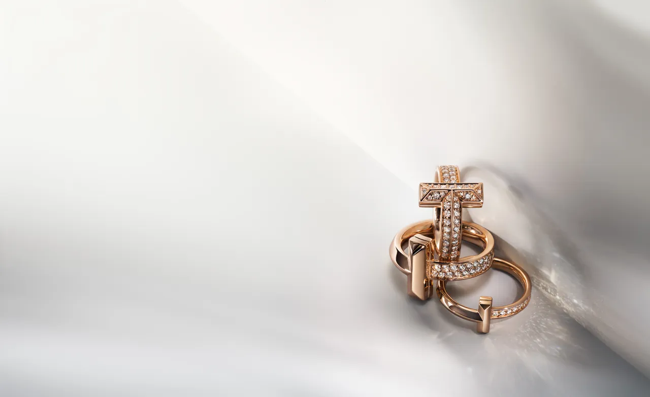 Tiffany T1玫瑰金寬版鋪鑲鑽石戒指(上)、22萬5000元、玫瑰金寬版鑲鑽戒指(中)14萬1000元、玫瑰金窄版鑲鑽戒指6萬7000元。品牌提供