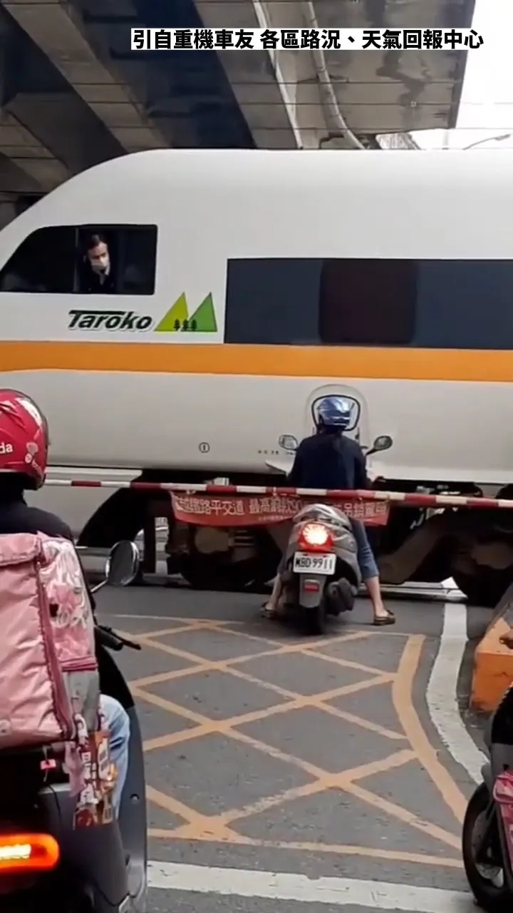女騎士看起來完全沒有要閃避退讓的意思，讓網友看了直呼離譜。引自《重機車友 ❘ 各區路況天氣、資訊分享中心》