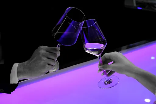 帶表姊到酒吧竟趁醉吻她還摸胸!她崩潰痛哭 色表弟竟辯「兩情相悅」