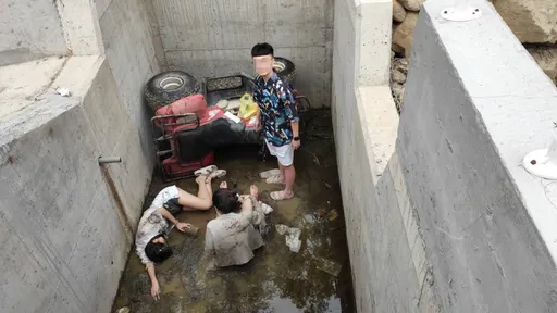 怎麼騎的!駕駛沙灘車自摔2米深溝 2妙齡女狼狽獲救