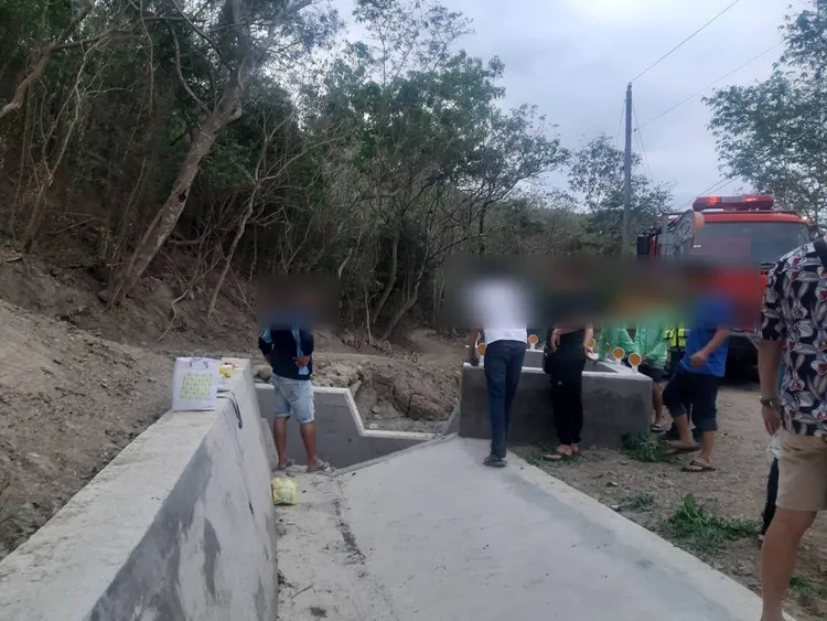 民眾不熟路況，騎沙灘車摔進水溝。翻攝畫面