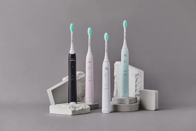 飛利浦Sonicare潔淨小羽刷包含白、粉、黑、綠4種配色，售價1680元，限時再送1盒市值660元的輕柔潔淨刷頭。業者提供