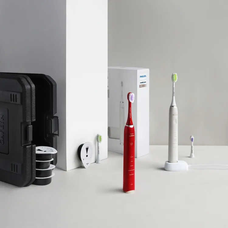 飛利浦Sonicare多效小亮刷售價3590元，於指定通路購買還贈CAFE!N濃萃咖啡球戶外組。業者提供