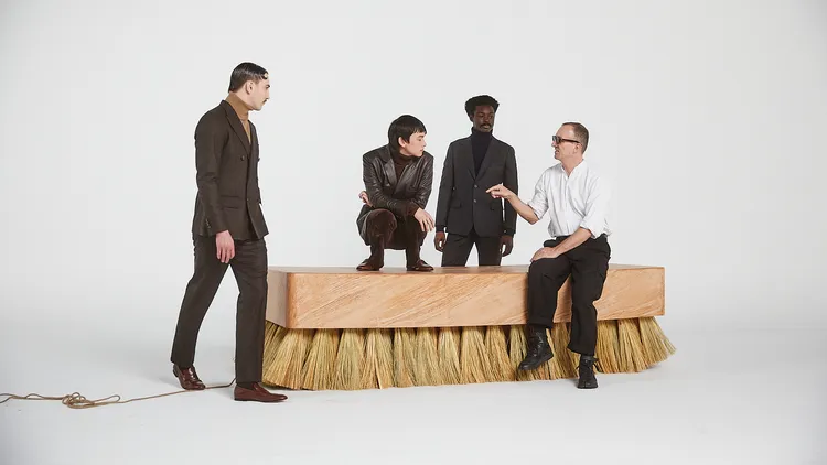 12位來自各方領域的模特兒，成了帶著觀眾飛入皮革世界的主角。品牌提供