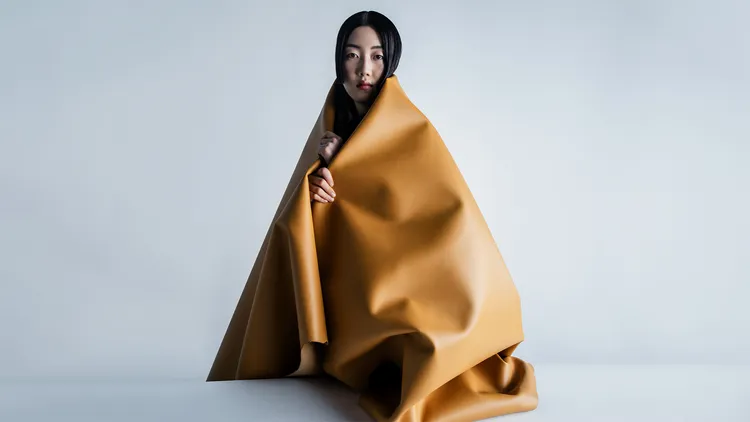 Tim Walker透過饒富當代感的影像語言，重新詮釋了完成TOD’S經典背後必經的切割皮革、縫線和刷洗流程。品牌提供