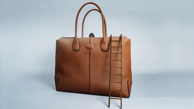 TOD’S經典的Di Bag及Gommino豆豆鞋，在Tim Walker的奇幻視野下被無止盡放大。品牌提供