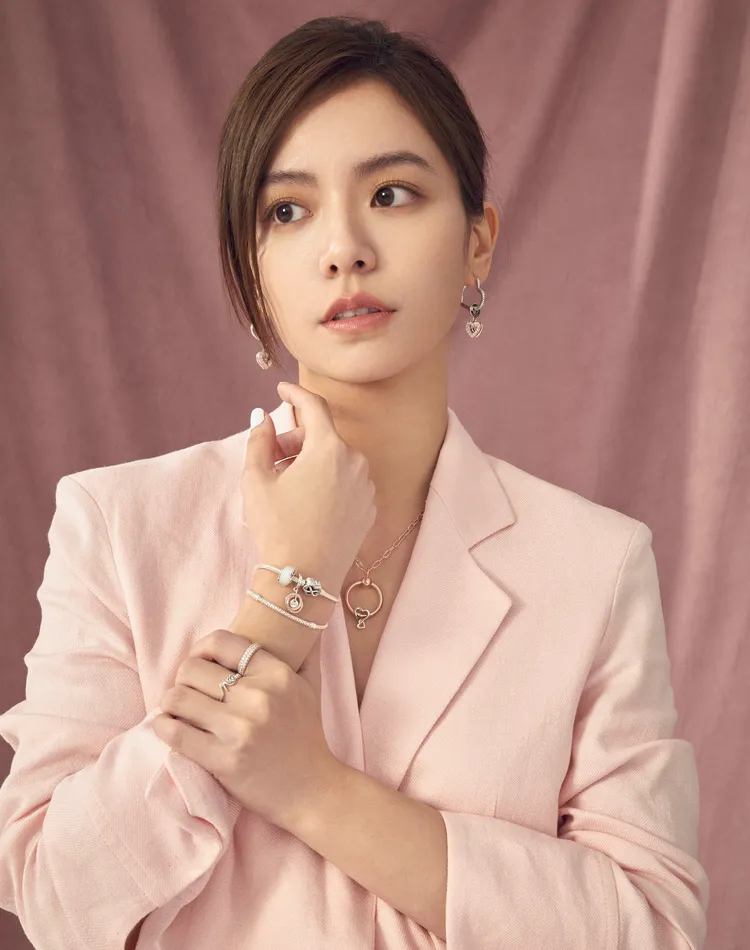 宋芸樺詮釋PANDORA最新Moments系列飾品，討喜的心形造型深藏致敬母親的愛意。品牌提供