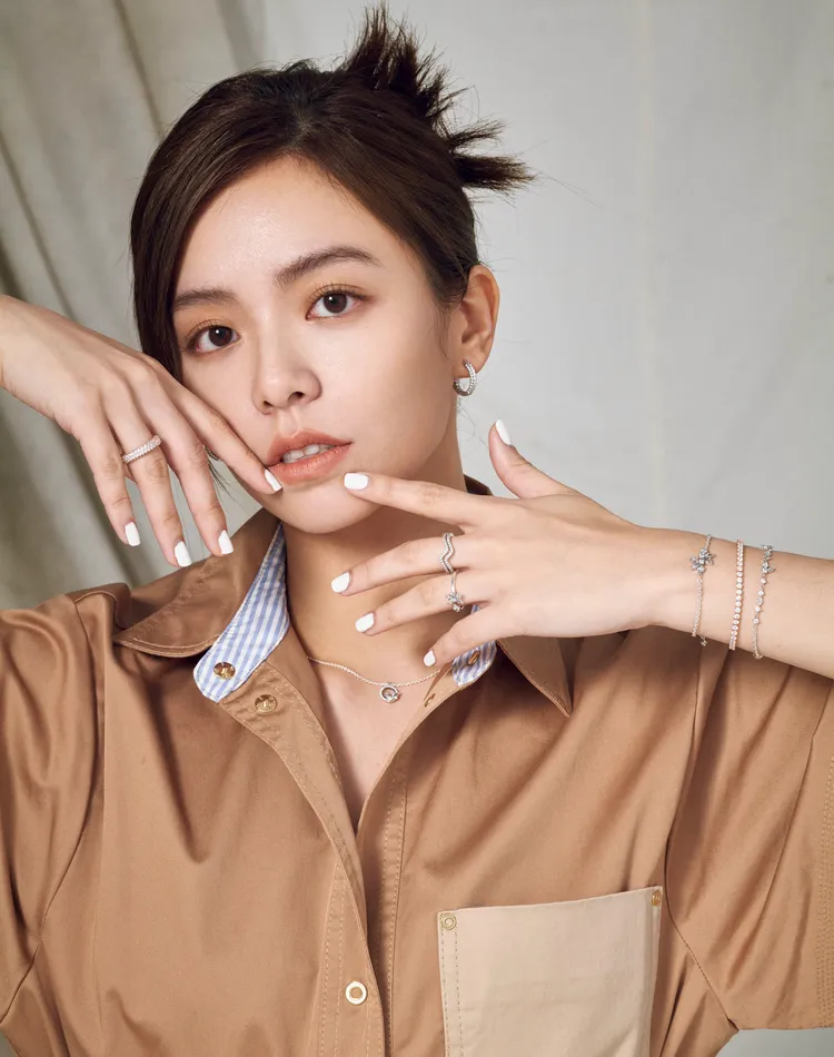 宋芸樺佩戴Timesless系列新作中所使用的浮游花造型，透過汲取自大自然的靈感，象徵母親養育的無私之愛。品牌提供