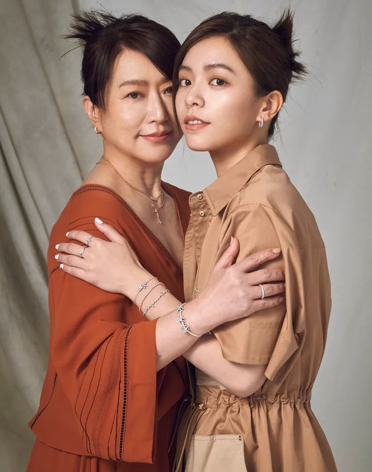 宋芸樺（右）和媽媽梳起姊妹頭，展現母女檔有遺傳的漂亮基因。品牌提供