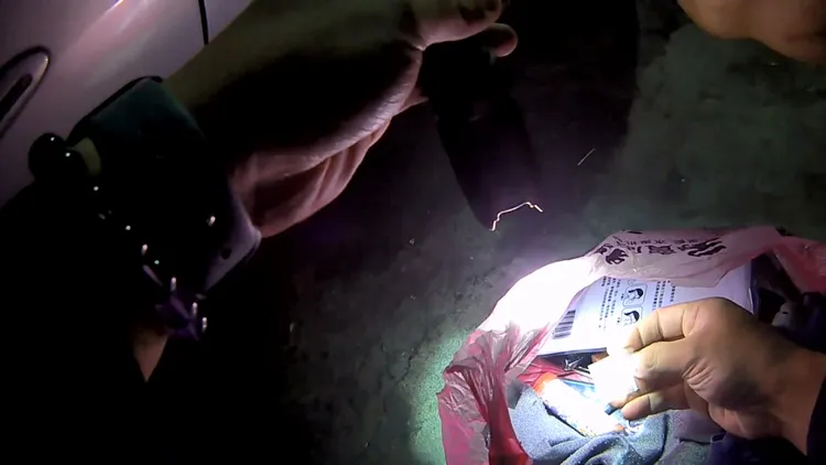 男子半夜遇見警察，丟掉手上塑膠袋，反遭查出毒品。翻攝畫面