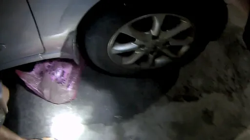 男子半夜提「這一袋」 卻詭異手軟丟路邊 警一查果然不單純