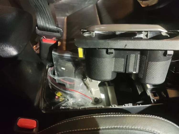 警方在排檔桿下發現大量毒咖啡包。新北市保大提供