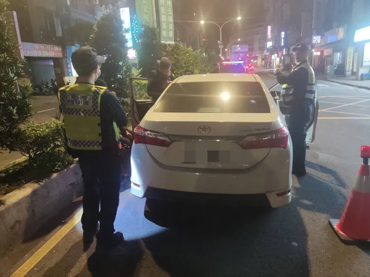 警方將范男攔下檢查。新北市保大提供