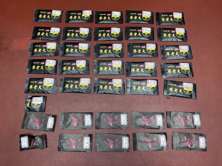 警方查獲以廖老大飲料店招牌為包裝的毒咖啡包。新北市保大提供